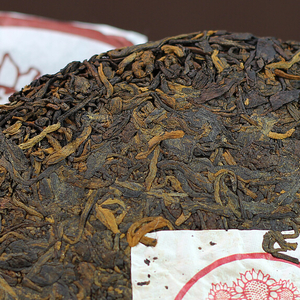 金毫显露，条索紧结、色泽褐红、润泽、调匀一致，加上邹炳良老先生极致的拼配使得该茶更具特色。