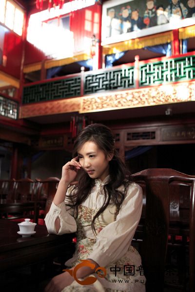 电影明星陈好品茶的照片 - 中国普洱茶网,云南