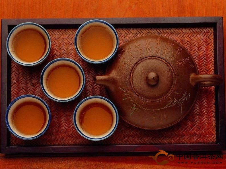 “茶气调和法”:将茶饼整片拆为散茶