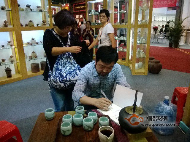 《普洱茶营销》作者吴疆亲临广州茶博会签售