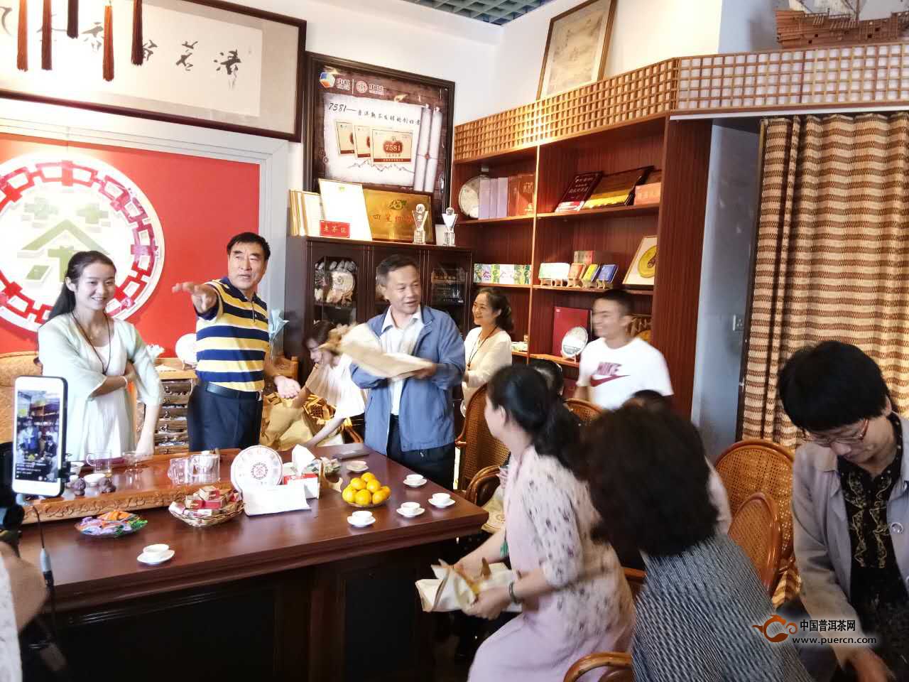 “中茶2017年臻品黄印生饼”康乐三店联动品鉴之签赠环节