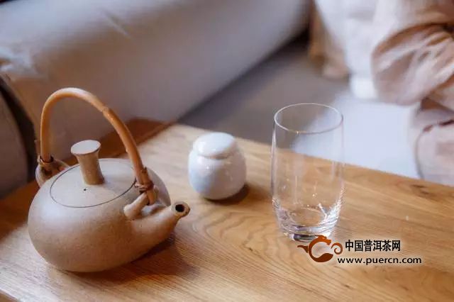 用玻璃杯泡西湖龙井详细图解 - 绿茶品牌,中国