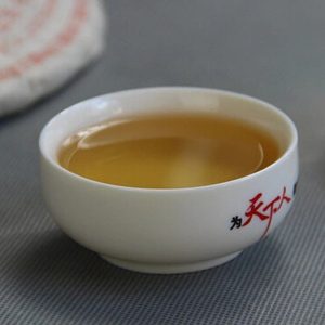 开汤品饮一股馥郁的茶香夹杂着大自然的味道随着热气升腾，仿佛置身于大自然之中。初品其汤没有一般生茶的刺激、浓烈，反而是鲜醇、柔和。实为一款内质丰富的好茶。