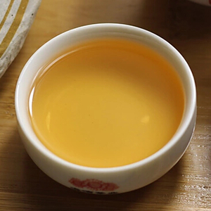 汤色金黄，苦涩较轻、香扬水柔，汤中带甜，汤质较滑厚、回甘较好、陈化较快。
