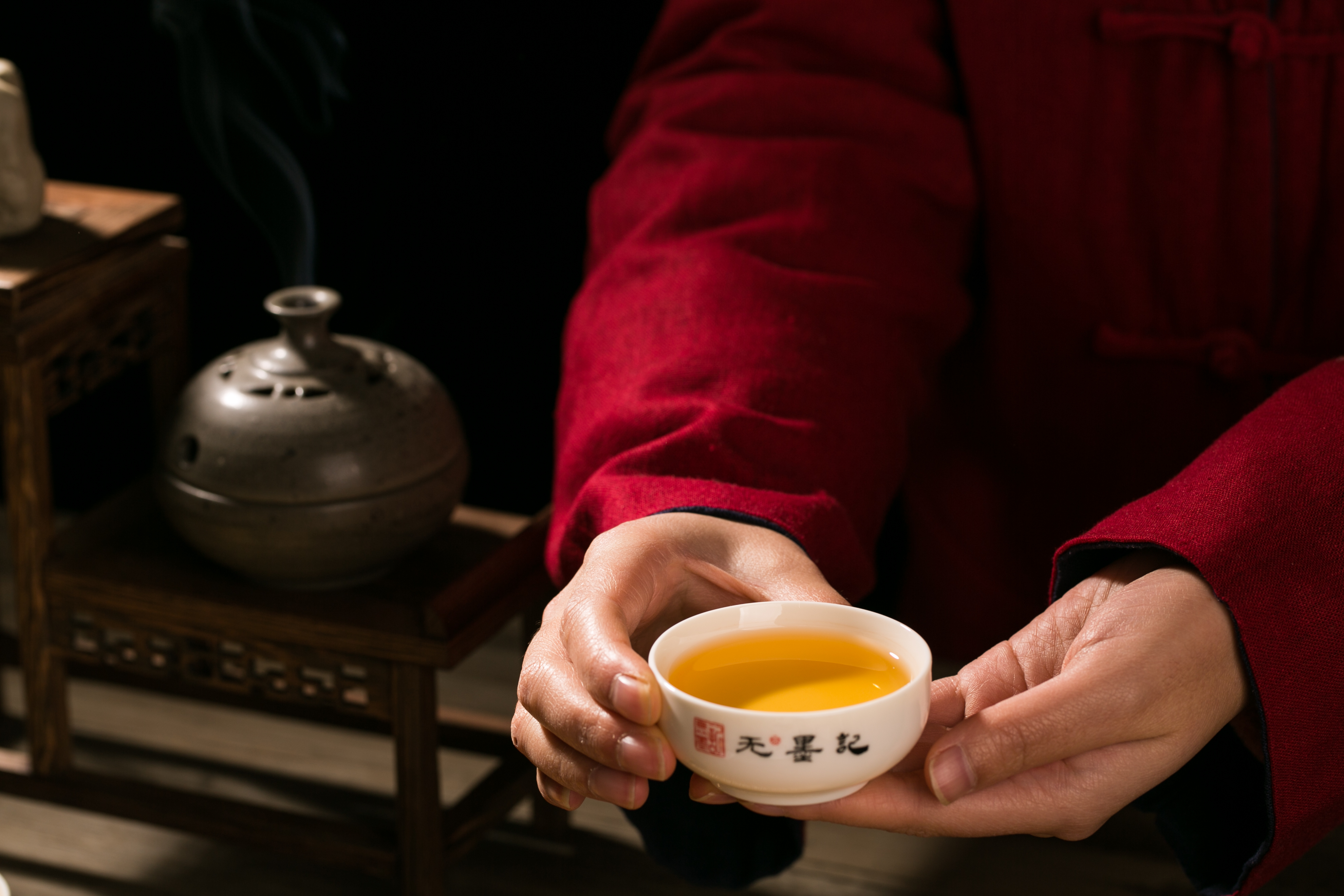 中国是礼仪之邦，中国人自古就喜欢以茶待客，懂一些基本的茶桌礼仪是非常重要的哦！