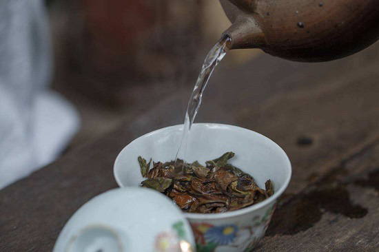 白茶中的白牡丹和寿眉：不同体质的人应该怎么喝茶?