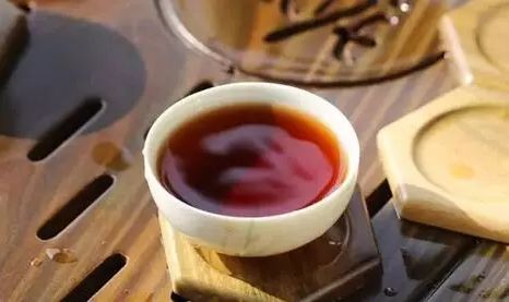 如何通过尝滋味来看茶叶是否变质？